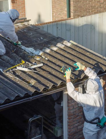 professionals_removing_asbestos_roofing